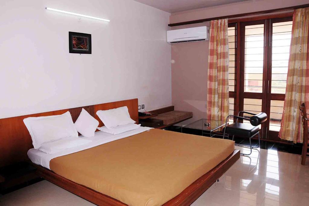Hotel Rock Regency Toranagallu Ngoại thất bức ảnh
