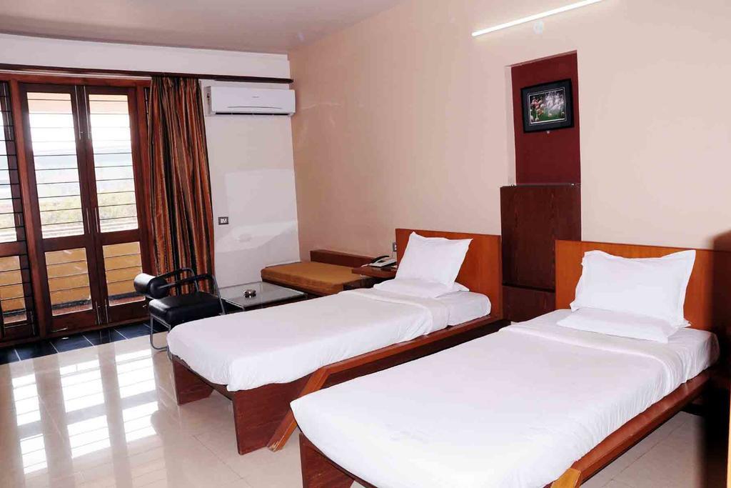 Hotel Rock Regency Toranagallu Ngoại thất bức ảnh