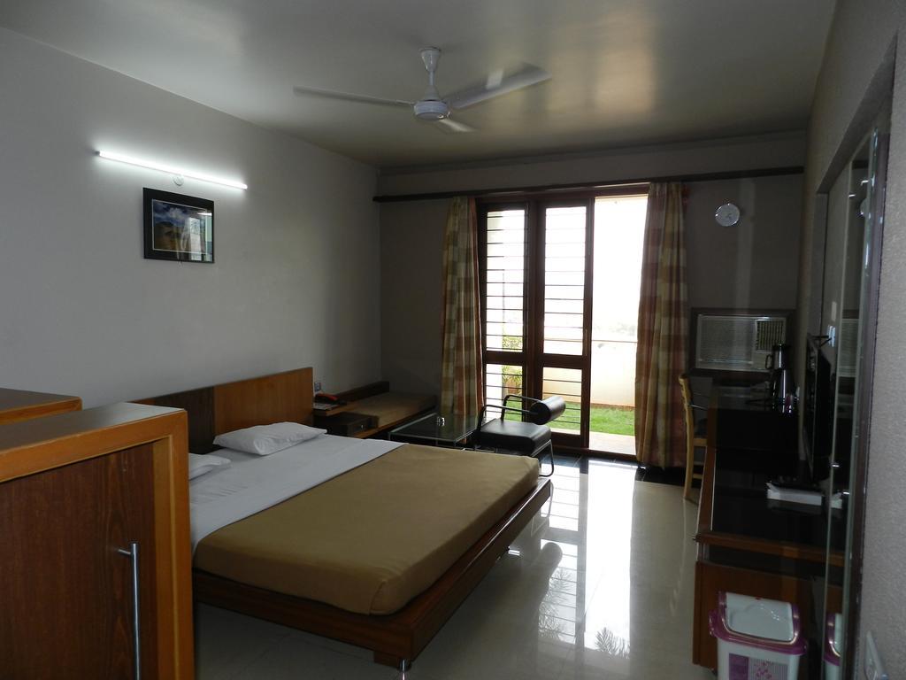 Hotel Rock Regency Toranagallu Ngoại thất bức ảnh