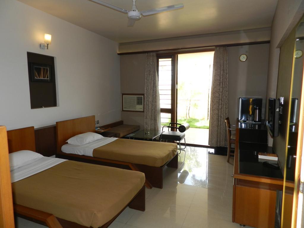 Hotel Rock Regency Toranagallu Ngoại thất bức ảnh